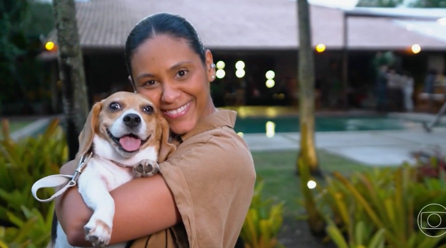 Andreia Santos proprietária da Pet Casamenteiros cuidando de um cão durante preparação para casamento