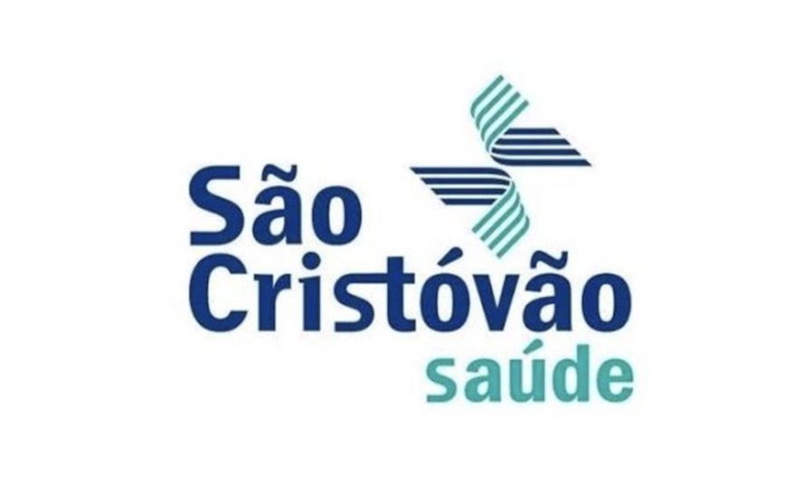Profissional de saúde utilizando tablet para processo de recrutamento digital