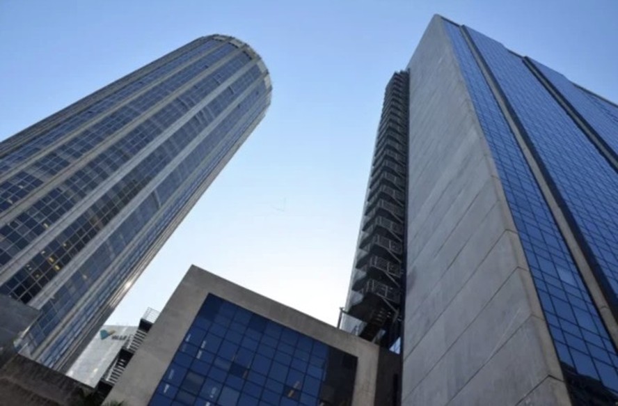 Edifícios corporativos modernos em São Paulo