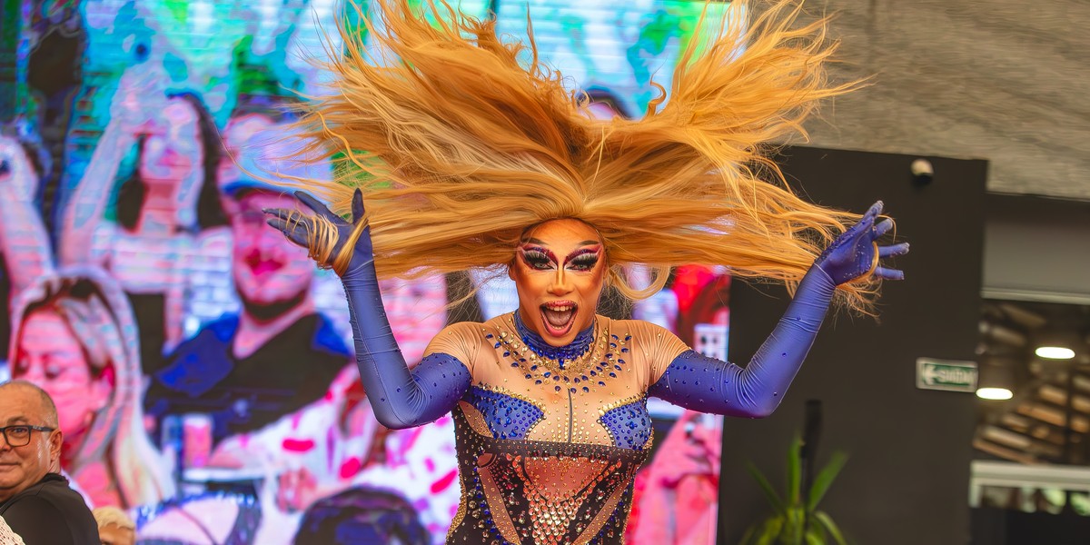 Empreendedores criam brunch com drag queens que fatura R$ 80 mil por edição