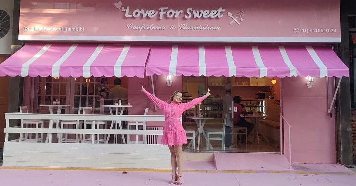 Empreendedora fatura R$ 1,8 milhão com cafeteria rosa inspirada em Paris