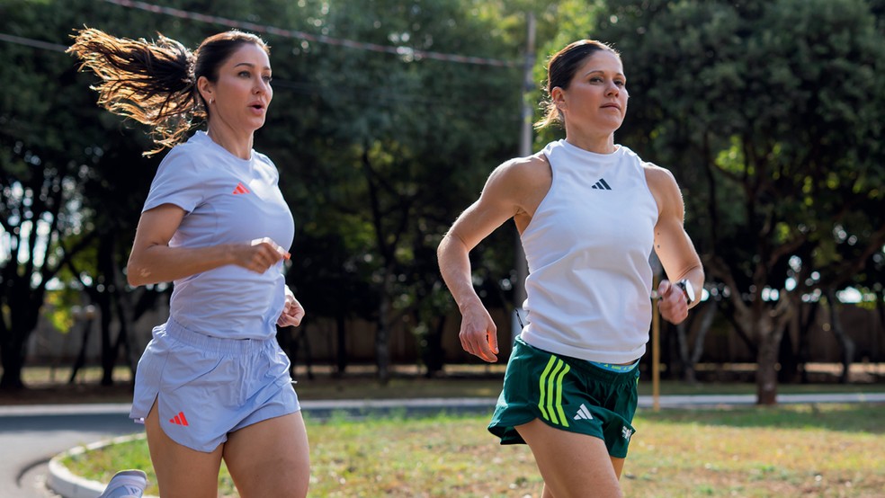 300 PROTÓTIPOS  - O primeiro produto das sócias Corina Cunha (à esq.) e Gisele Fiorin foi um protetor solar em bastão, em 2013; hoje a Pink Cheeks fatura R$ 54 milhões — Foto: Viviane Dente/divulgação