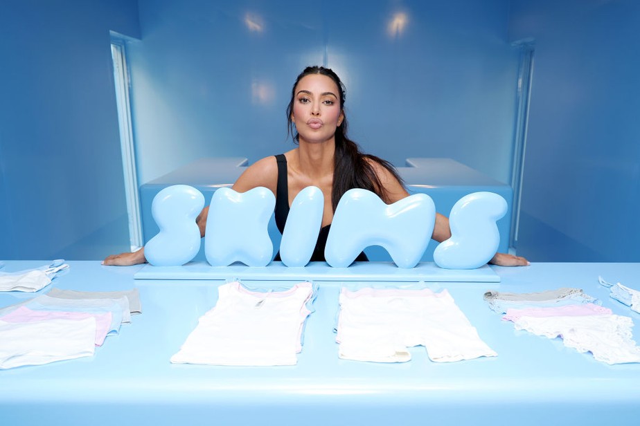 Grife de lingeries modeladoras de Kim Kardashian é avaliada em quase R$ 20  bilhões - Glamurama