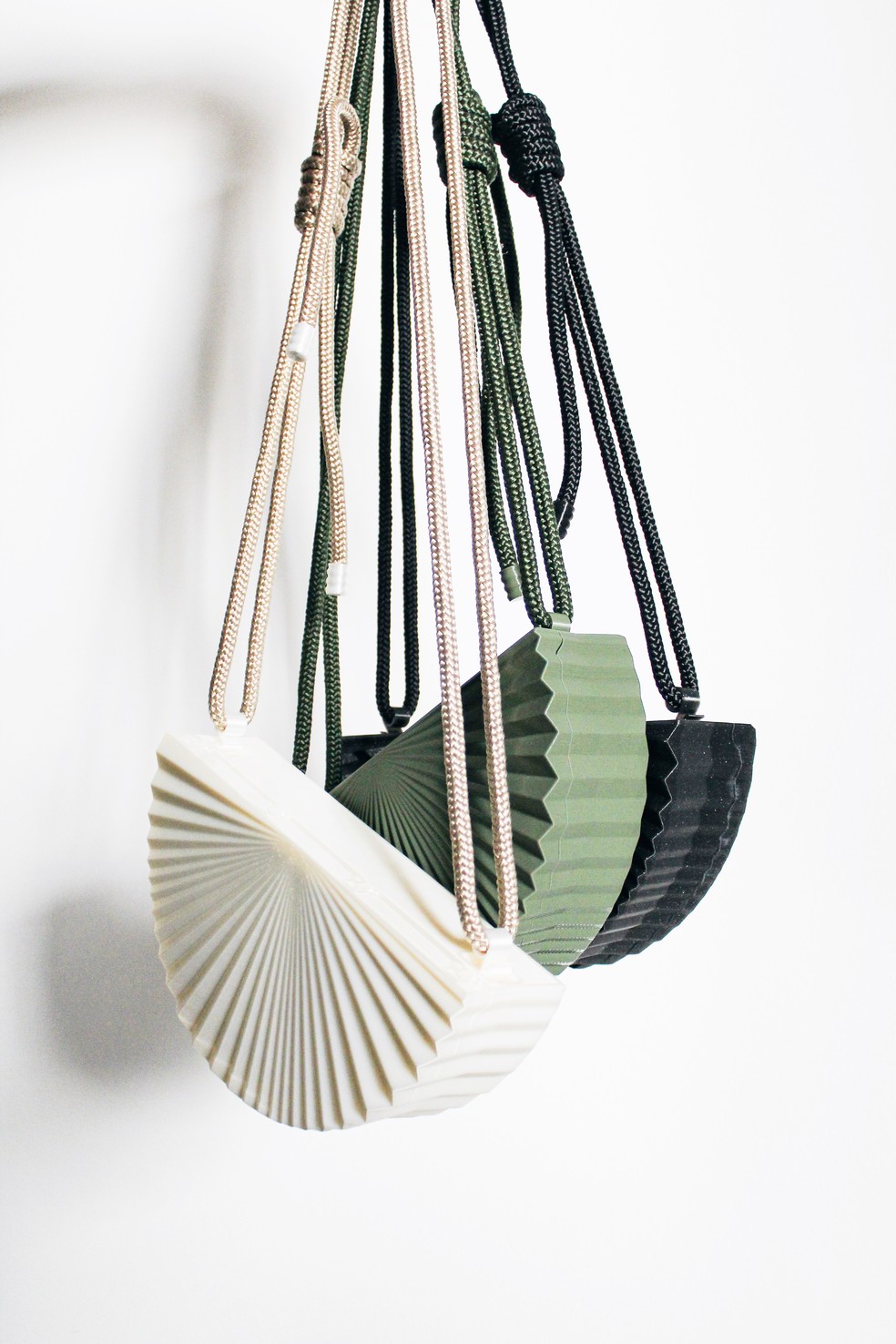 Junto ao lançamento do modelo, o casal incorporou novas cores: um preto com brilho discreto e um verde militar semi fosco — Foto: Divulgação