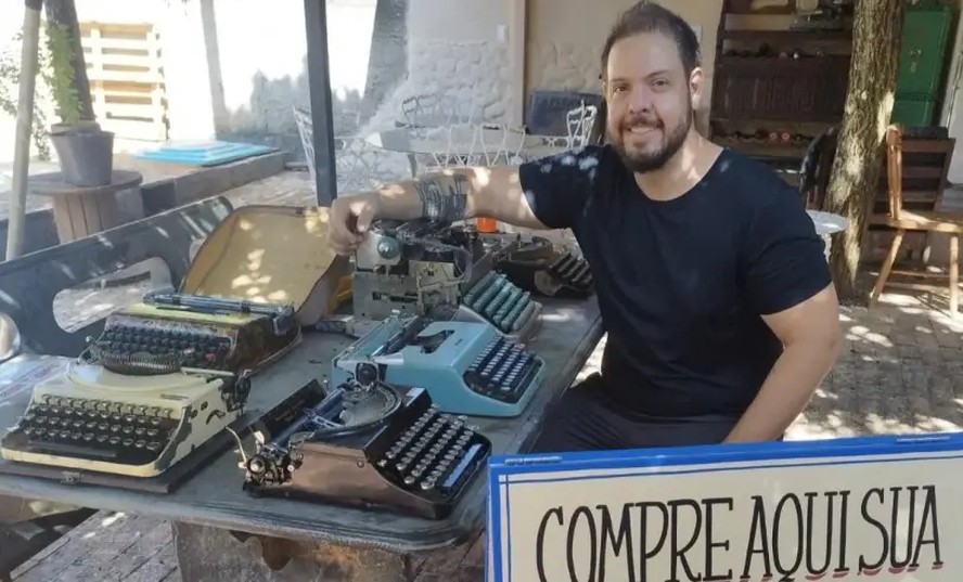 Máquinas de escrever antigas sendo reparadas por empreendedor