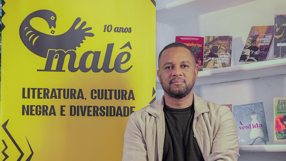 CONEXÃO - Vagner Amaro (na foto) e Francisco Jorge levam a editora Malê a feiras literárias para ouvir os leitores e aperfeiçoar o catálogo — Foto: Nathã de Lima