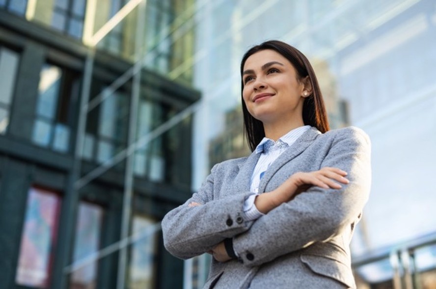 Profissional demonstrando inteligência emocional em ambiente corporativo moderno