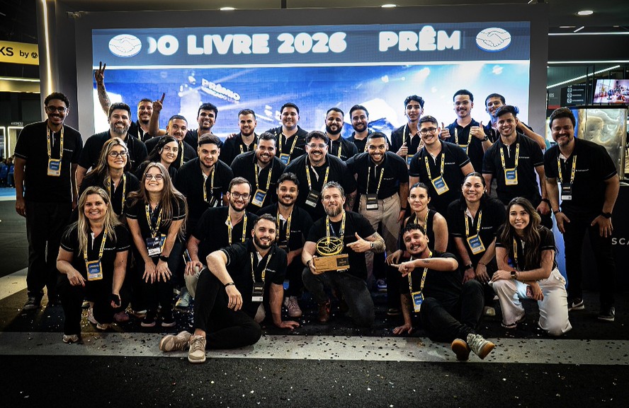 Dhiego Rosa e equipe do Grupo Escalada comemorando prêmio do Mercado Livre