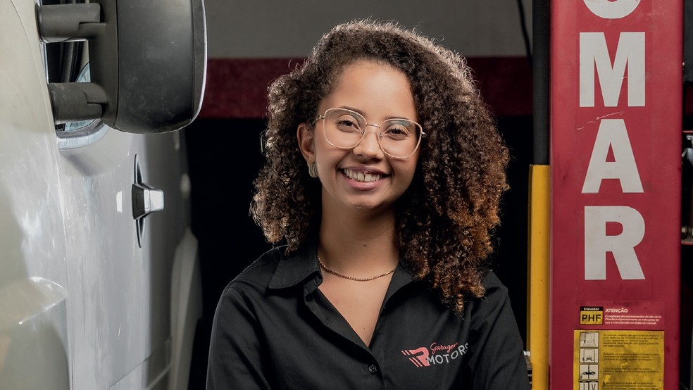 TRAJETÓRIA - À frente da Garage R Motors, Rieli Freire transformou formação técnica e experiência prática em um negócio profissional e conectado — Foto: Keiny Andrade