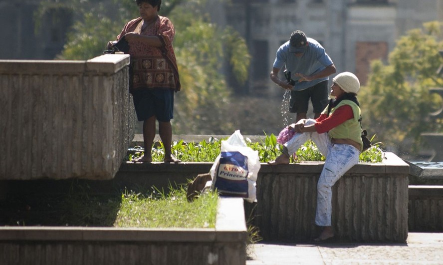 Extrema pobreza no Brasil caiu para mínima histórica em 2020, diz Banco ...