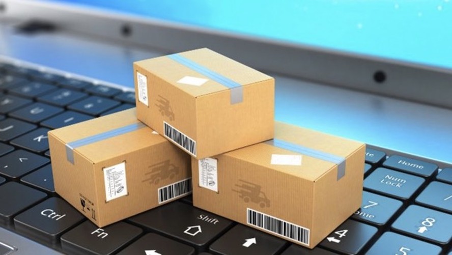 Executiva analisando dados corporativos em plataforma digital com interface de inteligência artificial