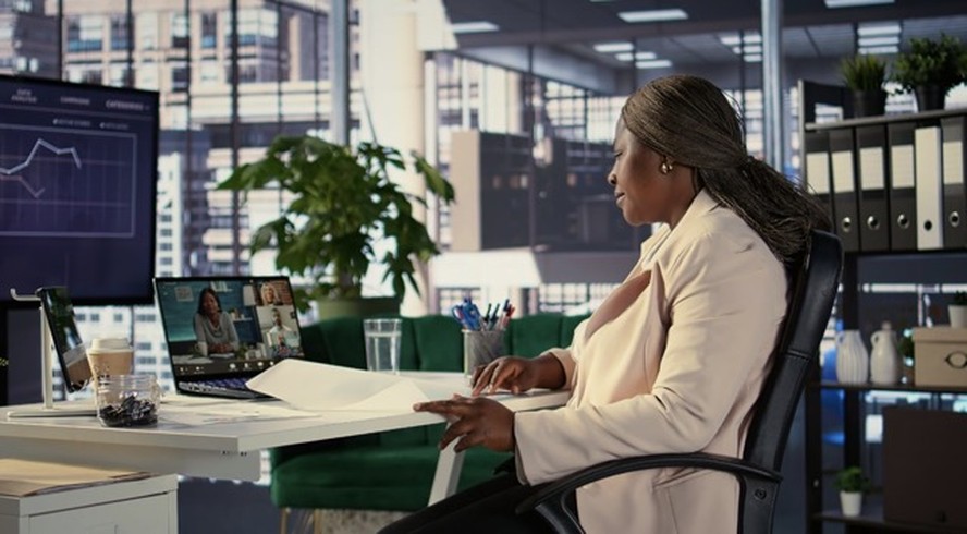 Executivos em reunião em escritório moderno e flexível