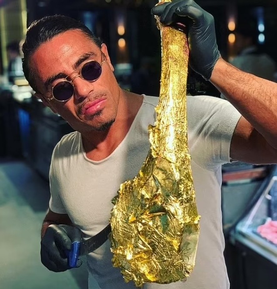 Chef do 'bife de ouro' sofre críticas e vê lucro cair pela metade em  Londres: 'comida horrível'