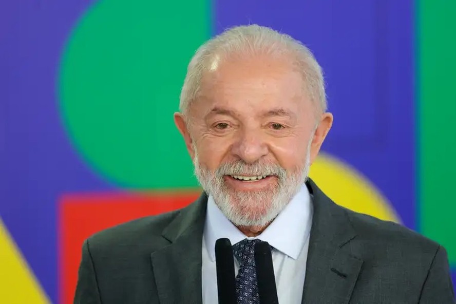 Presidente Lula sancionando projeto sobre MEI