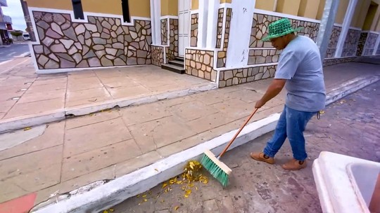 Empreendedor fatura R$ 7,5 mil com fabricação de vassouras feitas de garrafas PET