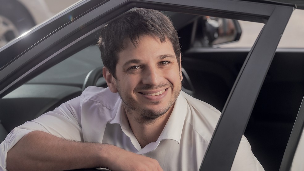 CONEXÃO - Luca Cafici, da Instacarro, conecta vendedores e lojistas em todo o país e permite vender o carro sem sair de casa, mesmo a quilômetros de distância — Foto: Keiny Andrade