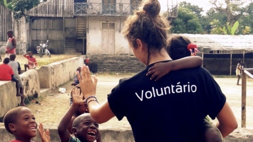 Voluntário utilizando equipamento eletrônico em campo durante missão humanitária