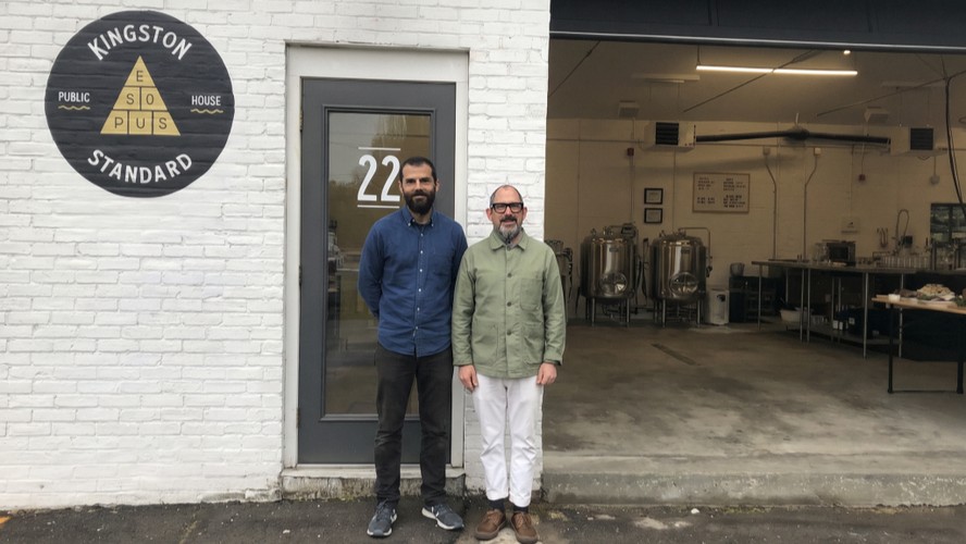 Tait Simpson e Matt Owens transformaram uma antiga oficina mecânica em uma cervejaria artesanal que hoje fatura mais de R$ 2,5 milhões por ano nos Estados Unidos