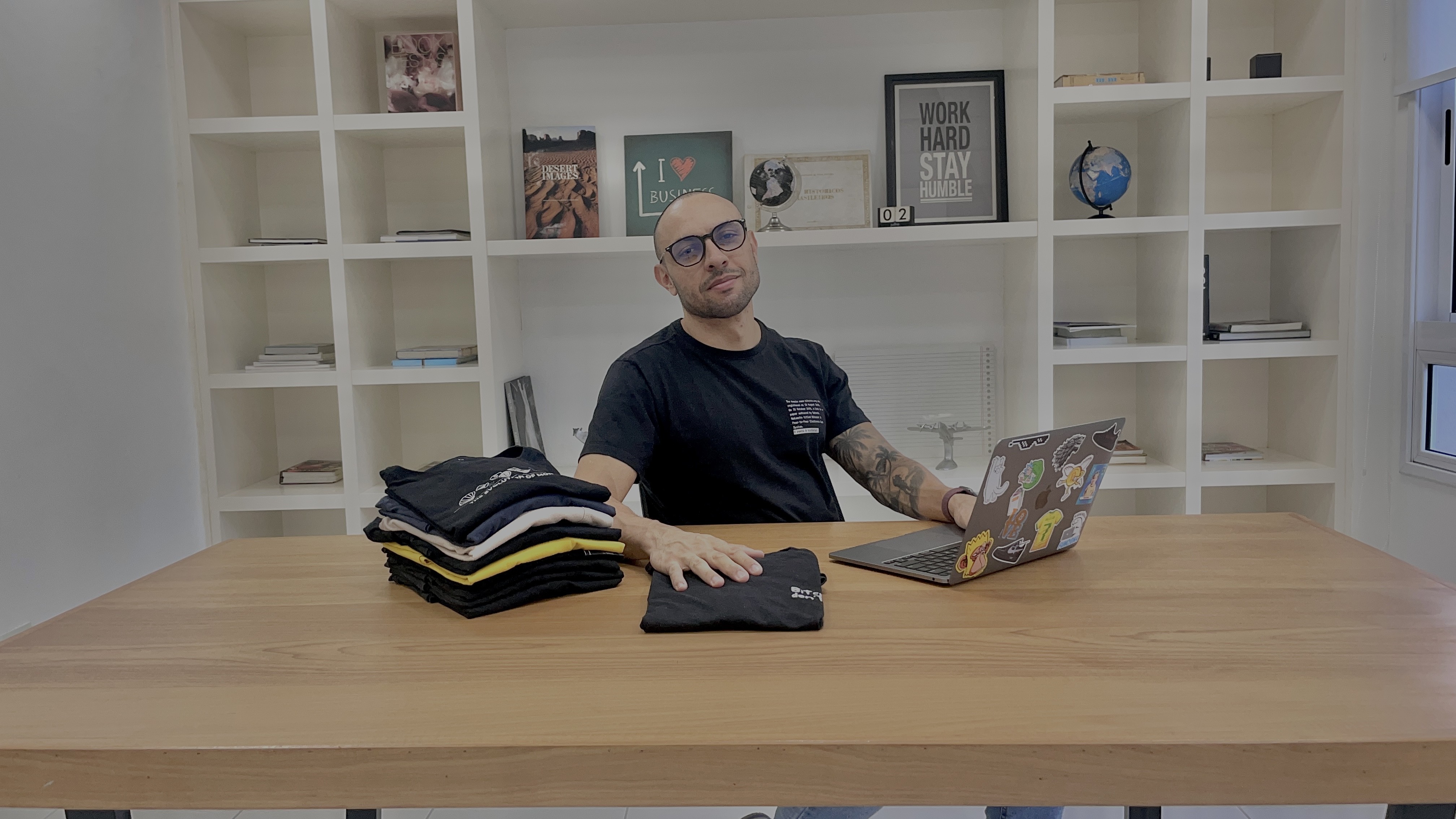 Ele criou uma loja de camisetas...