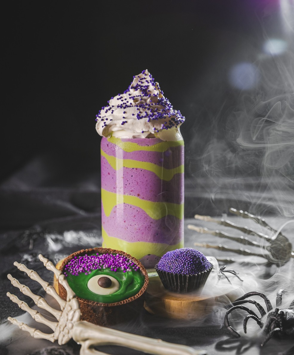 Frappé de amora com pistache e o brigadeiro recoberto com mini confeitos roxos. — Foto: Divulgação