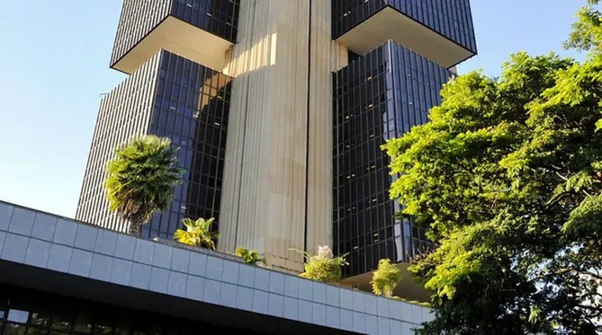 Carioca faz sucesso vendendo bolsas feitas com lacre de latinha e