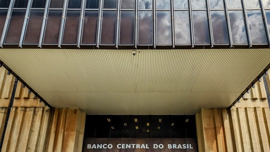 BC aperta freio e reduz Selic para 10,50%; decisão dividiu diretores indicados por Lula e Bolsonaro