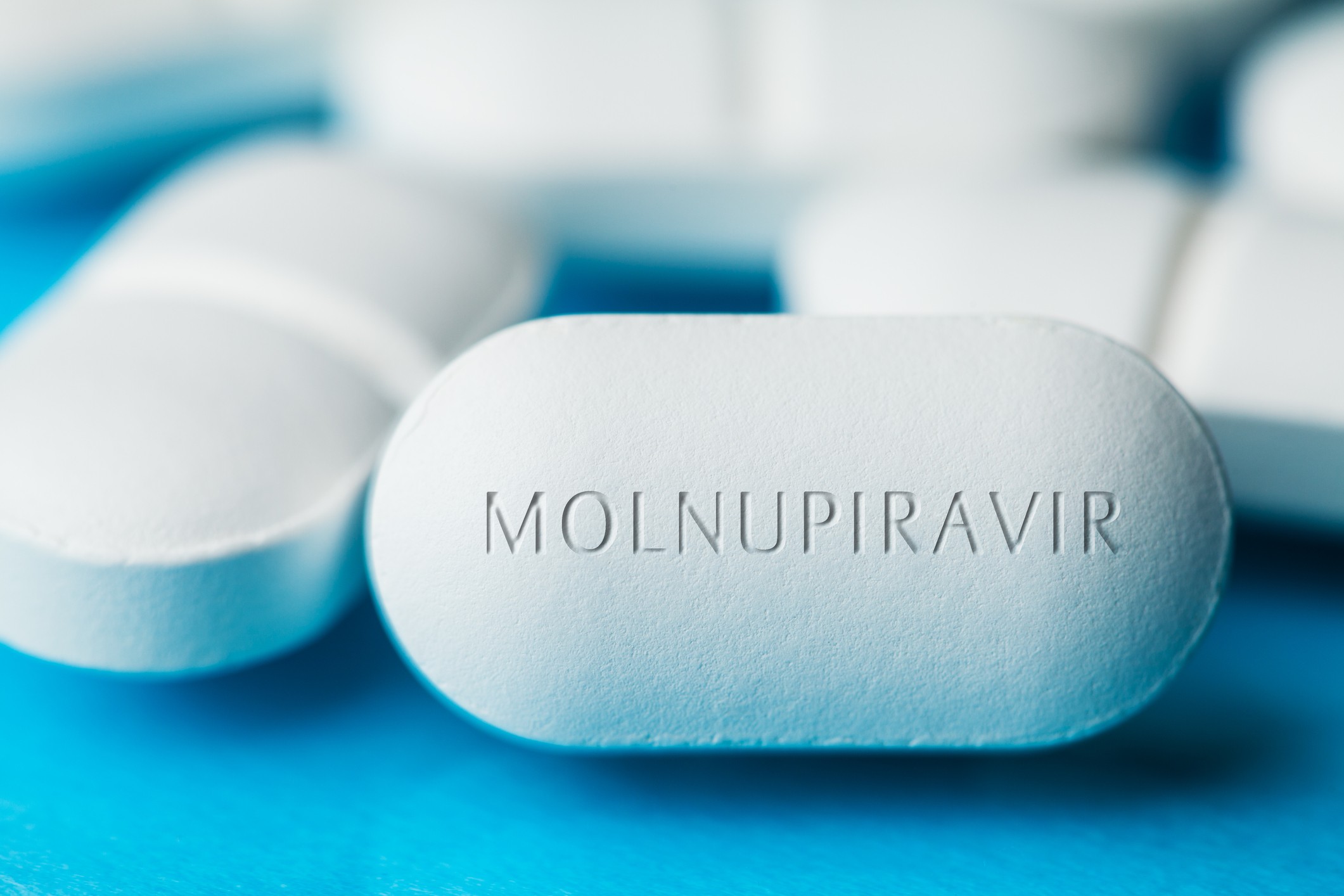 Anvisa aprova venda em farmácias do medicamento molnupiravir, usado ...
