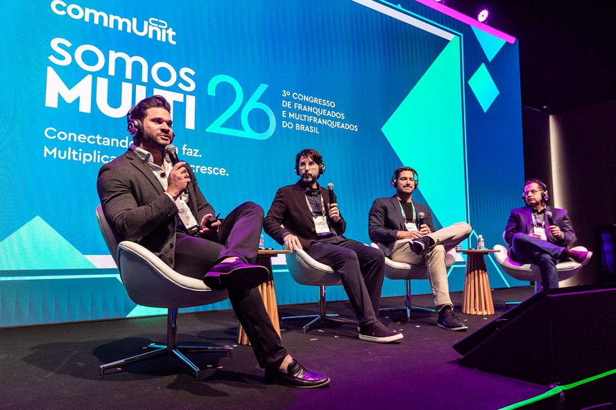 Profissionais discutindo estratégias de gestão tributária em congresso empresarial