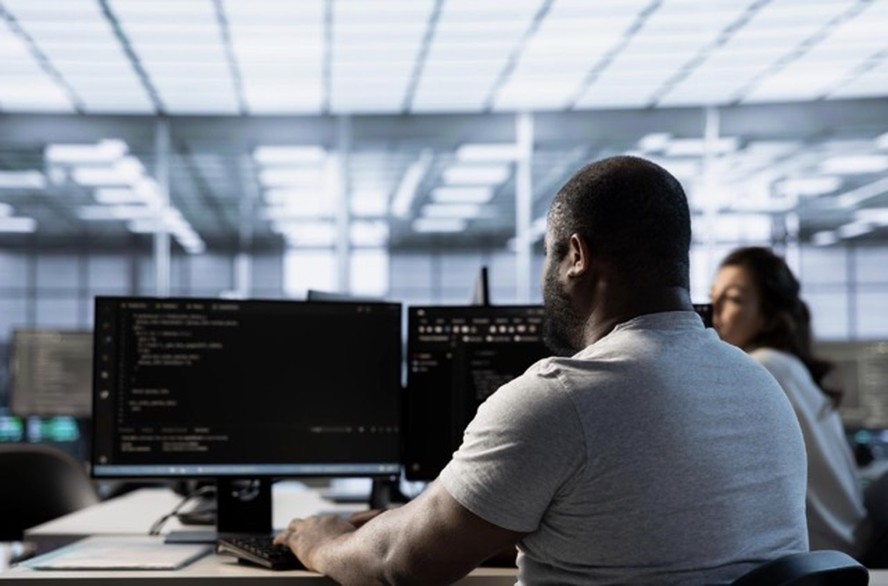 Profissional trabalhando em computador com gráficos de salário