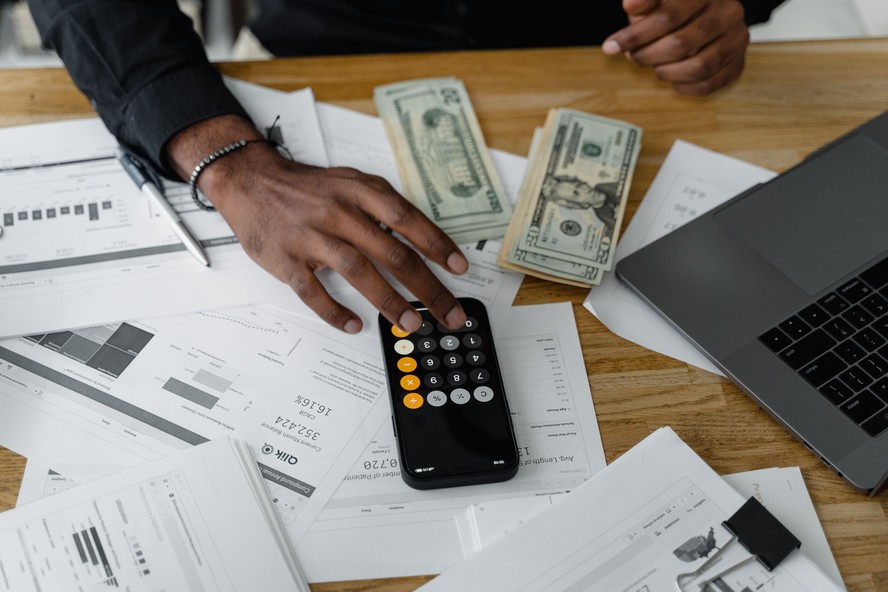Documento fiscal e calculadora representando planejamento tributário