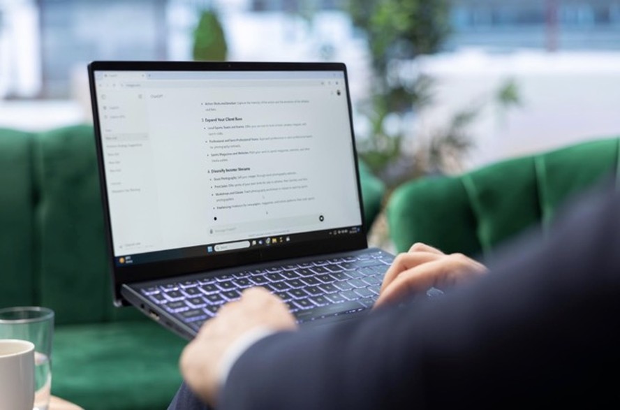Interface do ChatGPT em tela de computador destacando liderança em vagas de emprego