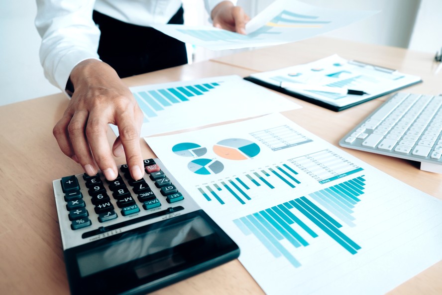 Empresário analisando gráficos financeiros em tablet