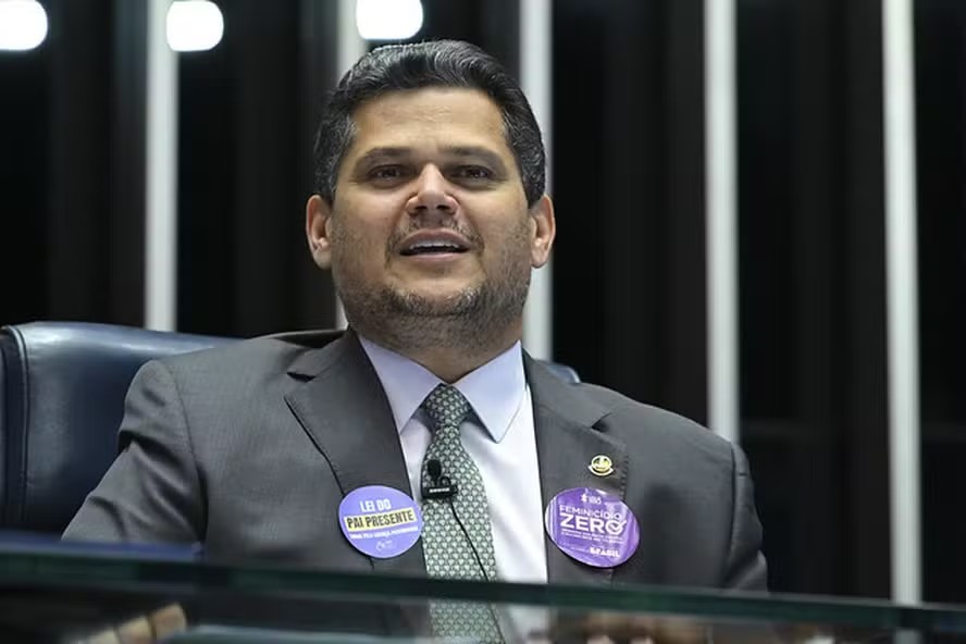 Presidente do Senado Davi Alcolumbre anuncia promulgação da PEC do fim da escala 6x1