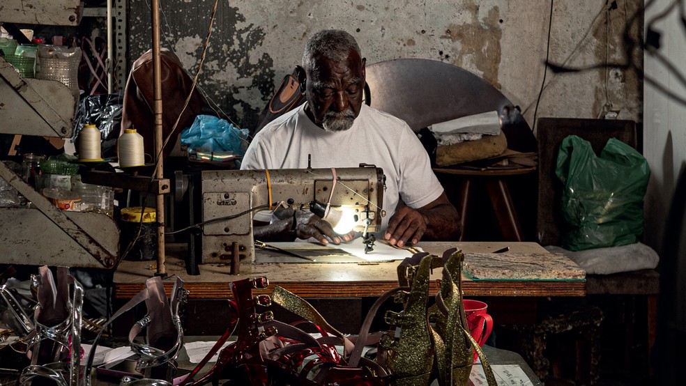 Pedro Alberto Augusto da Silva, do Mago das Sandálias, calça o carnaval carioca há mais de 50 anos e exporta sapatos artesanais para quatro países — Foto: Lipe Borges