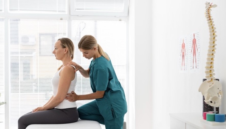 Profissional de fisioterapia realizando atendimento