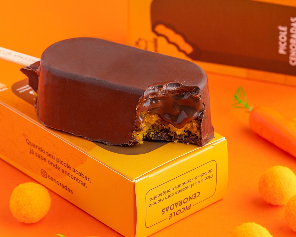 O picolé é recheado de bolo de cenoura e brigadeiro — Foto: Divulgação/Ana Shad