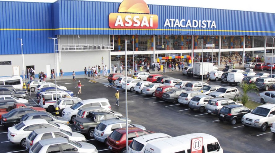 Loja do Assaí com fachada característica