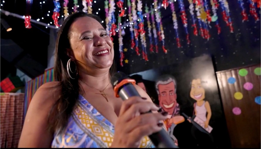 Empreendedora cria karaokê que tem até júri e fatura R$ 450 mil por ano