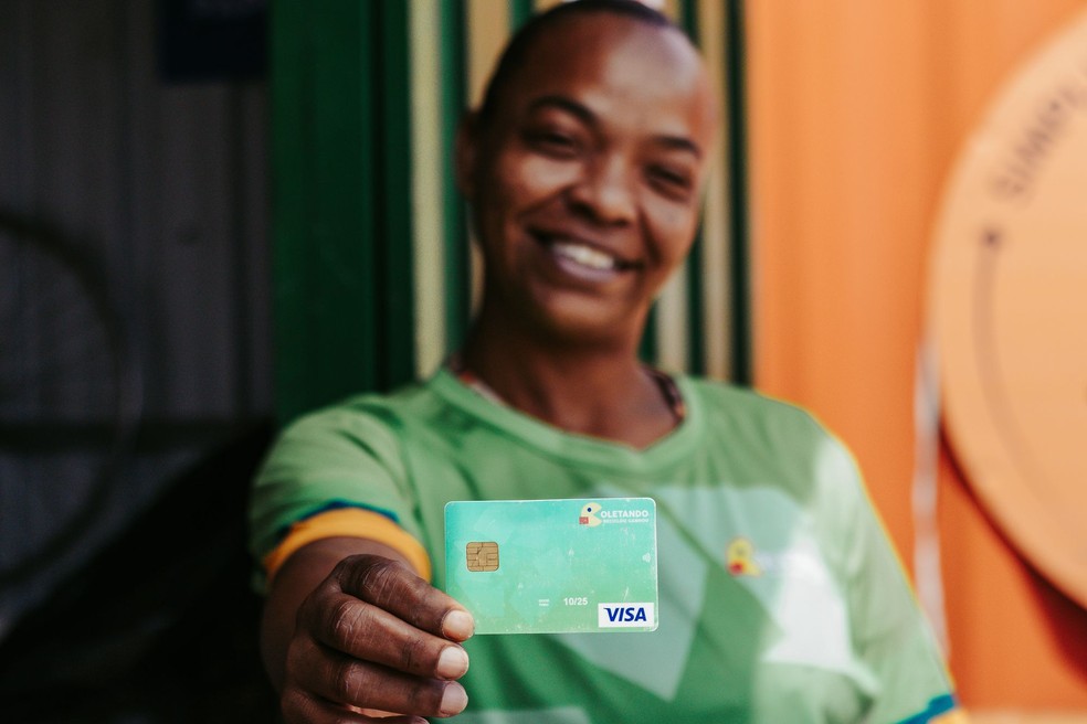 Ele transforma reciclagem em renda extra para comunidades periféricas