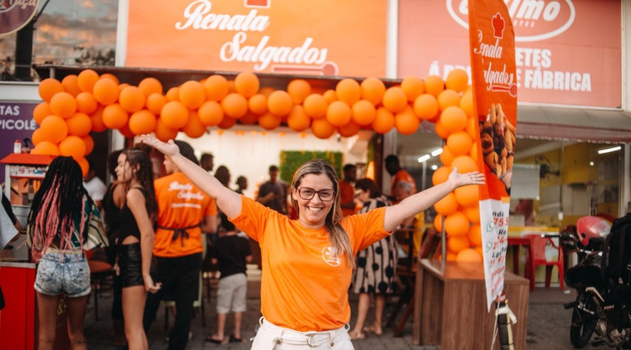 Renata Almeida, fundadora da Renata Salgados, em ambiente de produção