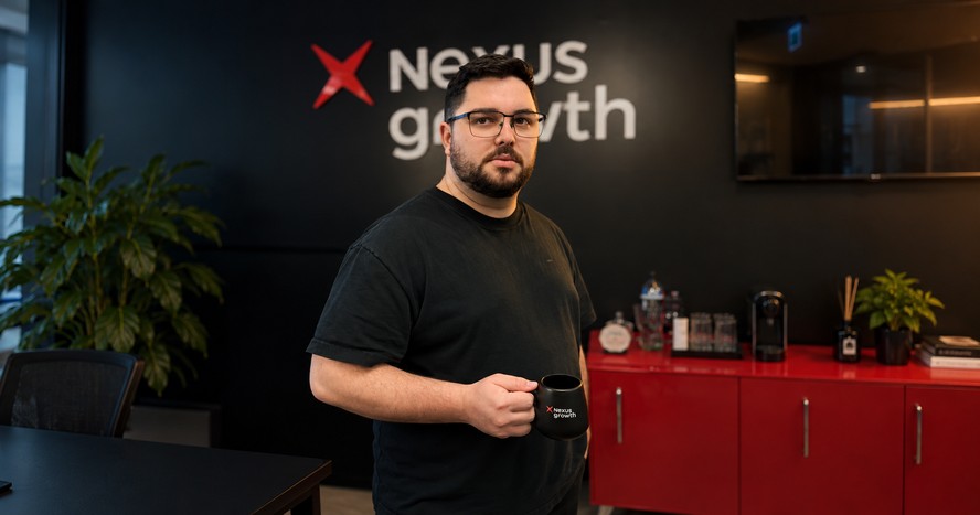 Equipe de marketing e vendas analisando dados de leads em reunião corporativa
