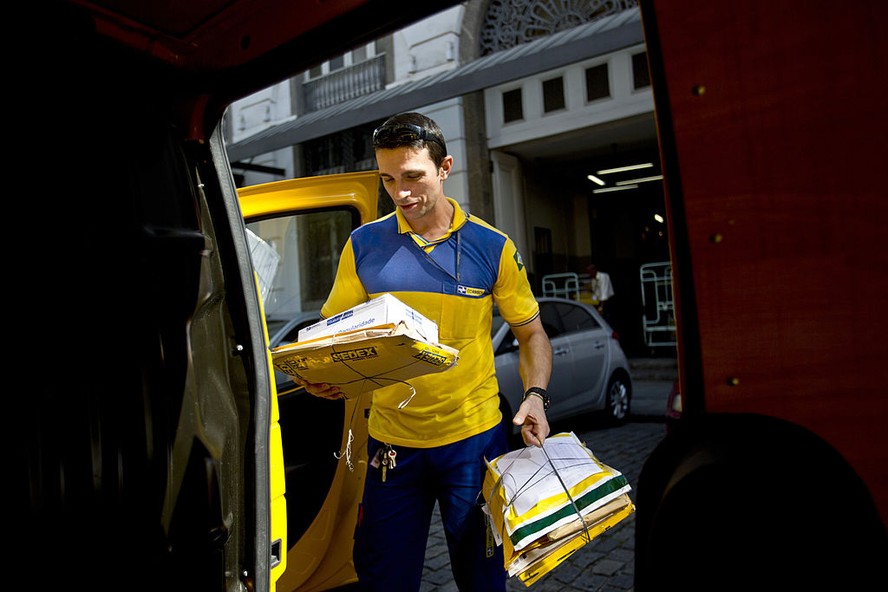 Logo AliExpress e Correios juntos representando parceria logística