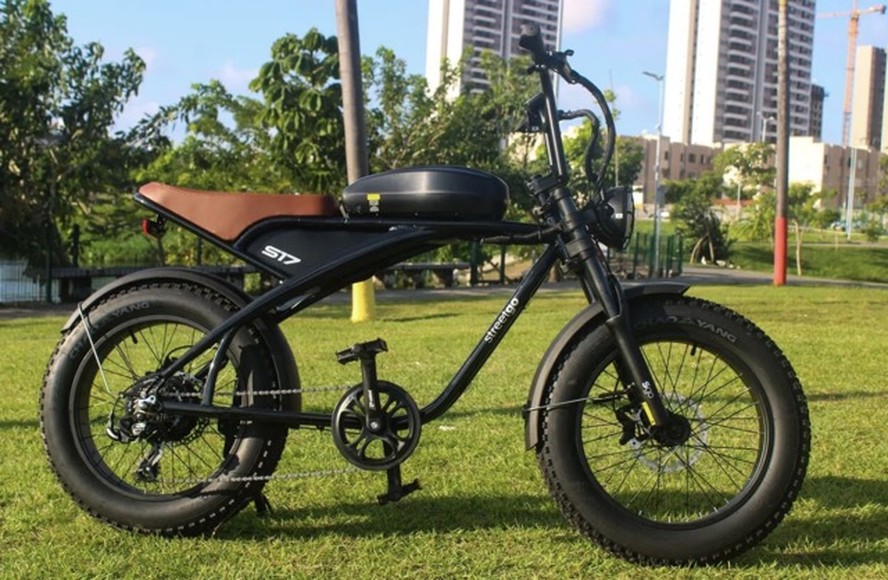 Autopropelido elétrico sendo carregado em residência urbana