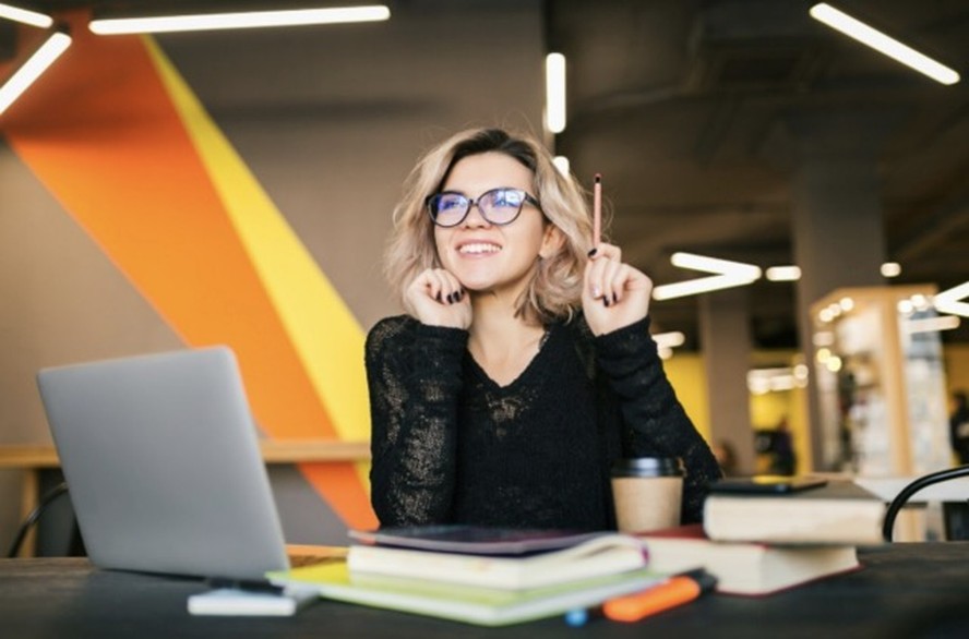 Escritório moderno com divisórias acústicas e áreas de convivência