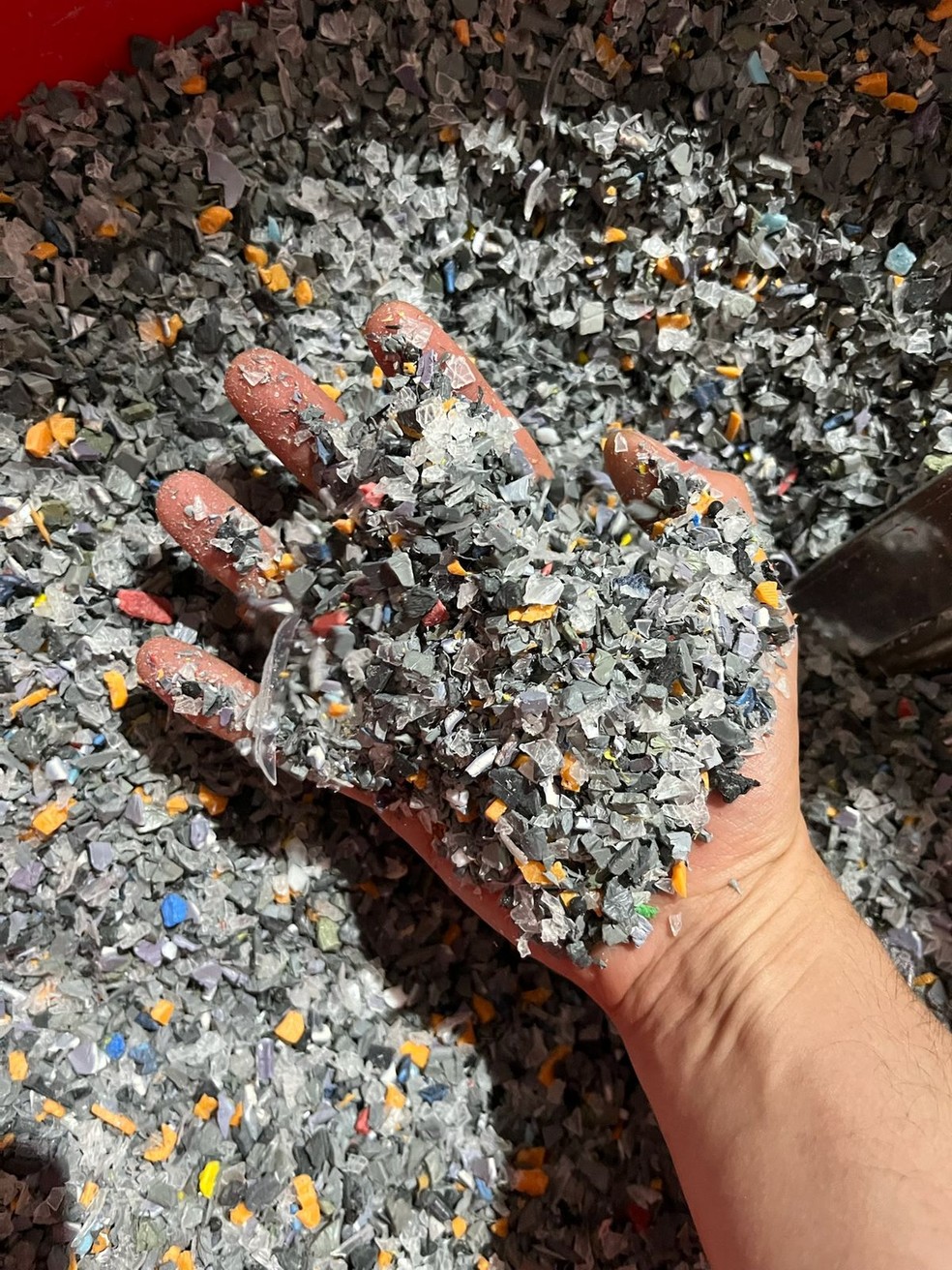 Insumo plástico usado pela Umbloco para criar os tijolos — Foto: Divulgação