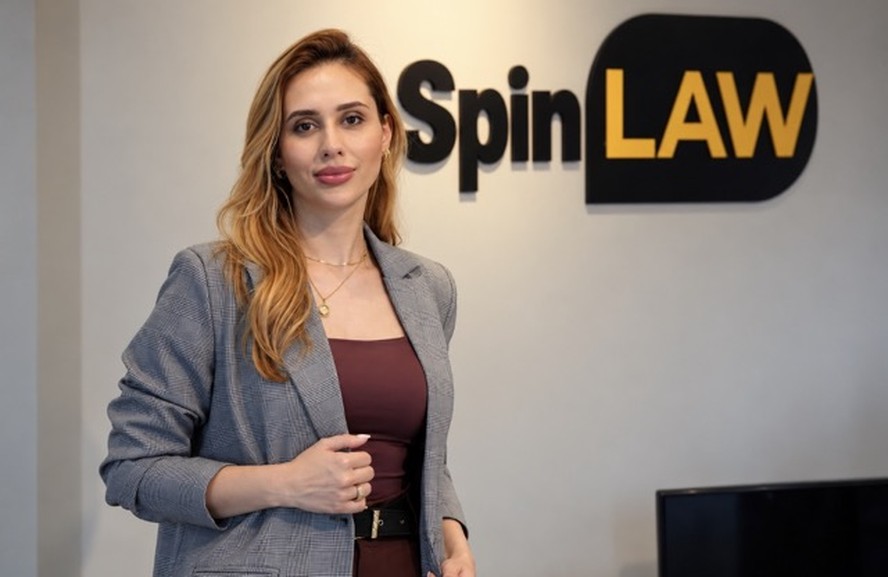 Advogado utilizando inteligência artificial para gestão de clientes