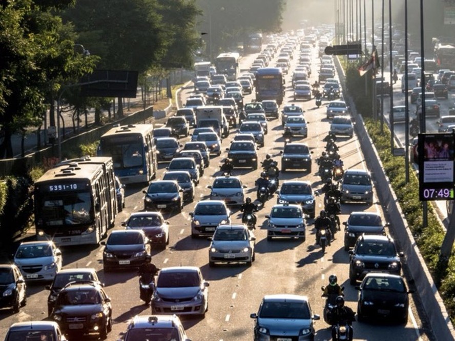 Câmera de vigilância com inteligência artificial monitorando fluxo de veículos em rodovia brasileira