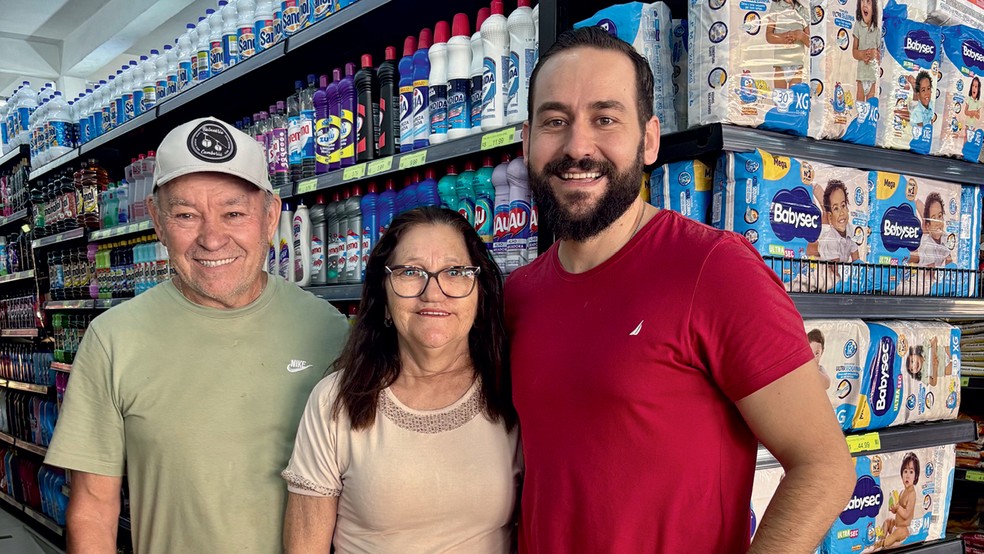 CONTROLE - Antonio e Maria Queiroz, sócios do Mercado Z+, e o filho do casal, Júnior, usam uma ferramenta para classificar produtos e atualizar tributos — Foto: Divulgação