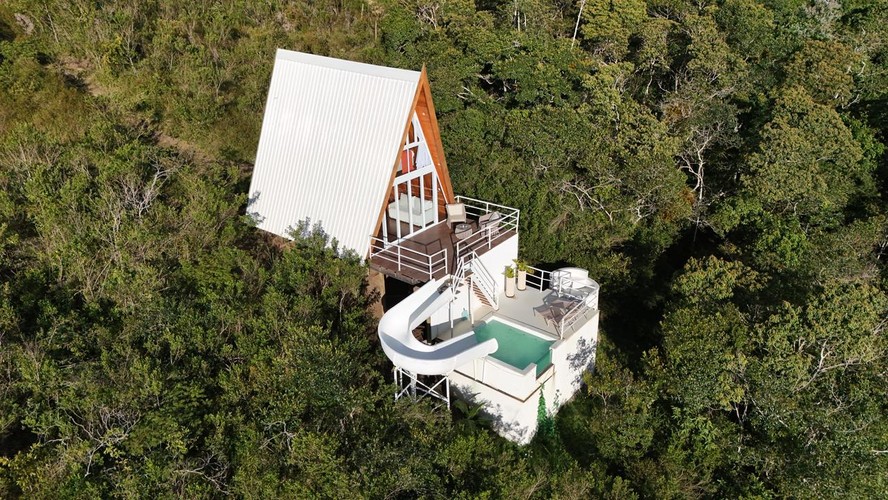 Chalé romântico Bosque da Fortuna com arquitetura moderna