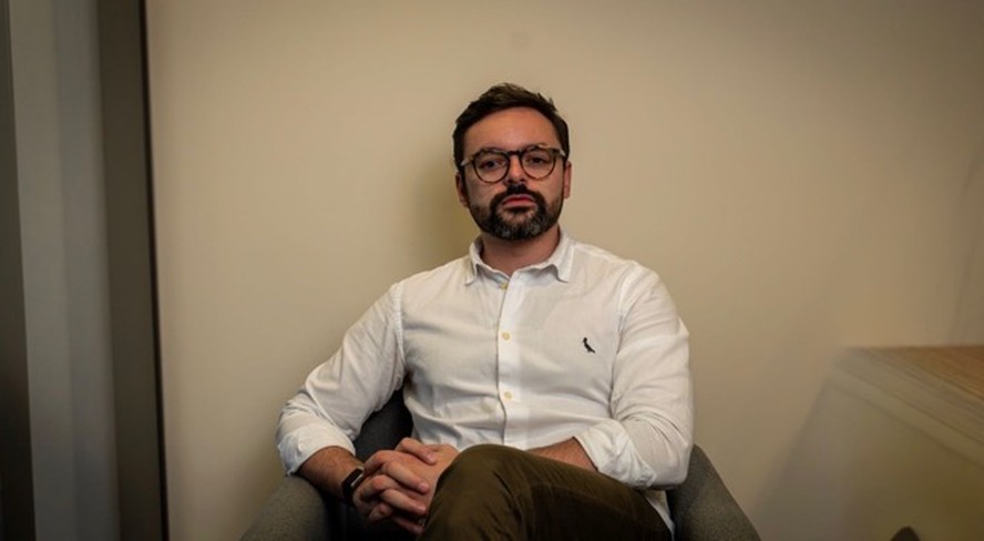 Executivo analisando dados de inteligência artificial em ambiente corporativo moderno